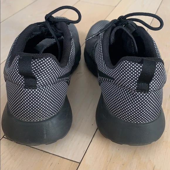 Nike Roshes black and white size 8 - Picture 3 of 5